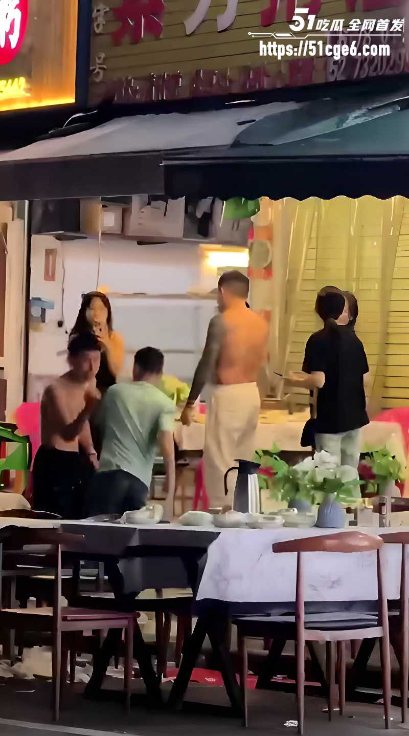 烧烤摊现场大乱 2