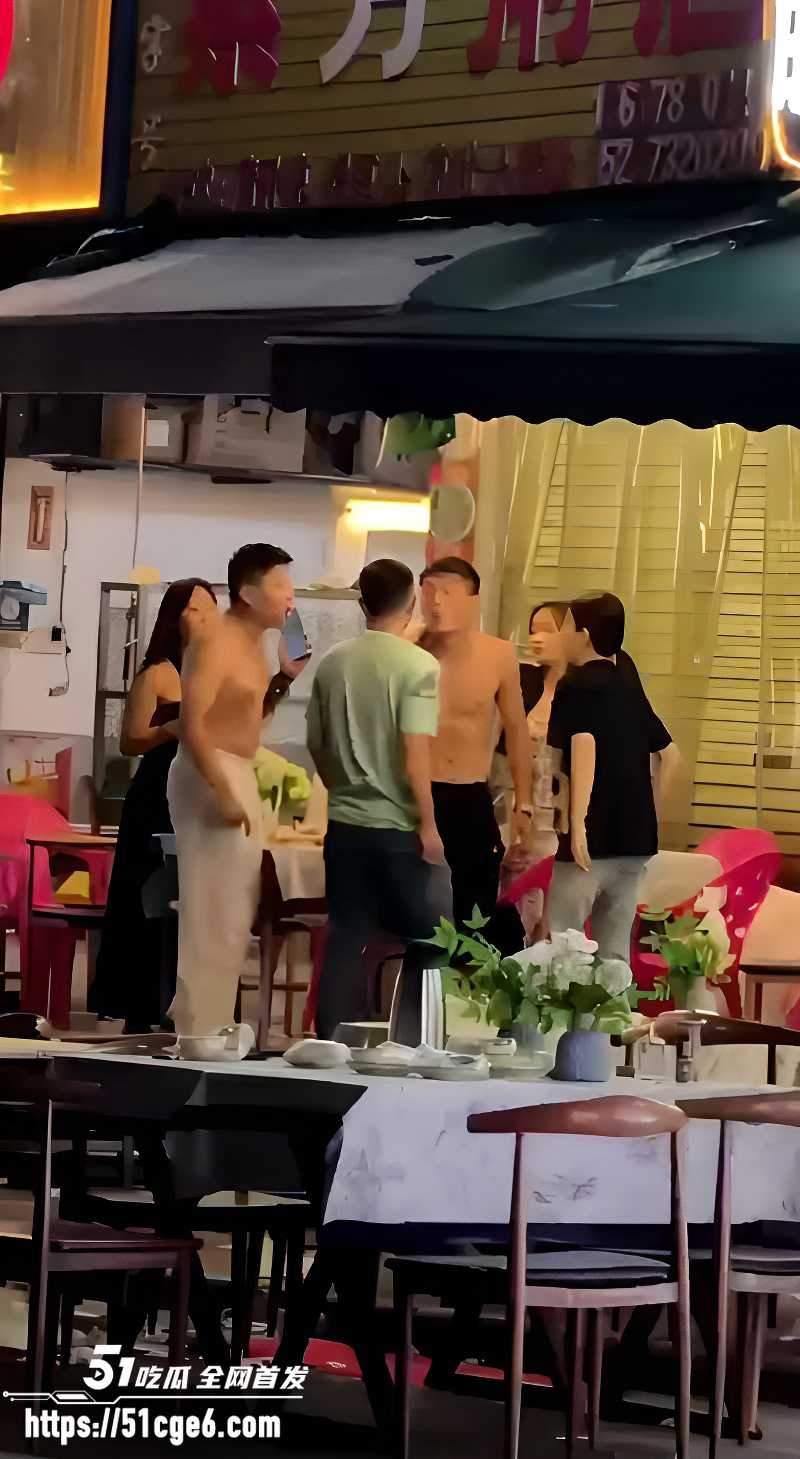 烧烤摊现场大乱斗 吃夜宵也能吵架打起来 一言不合就动手 一拳KO对手全场震惊！