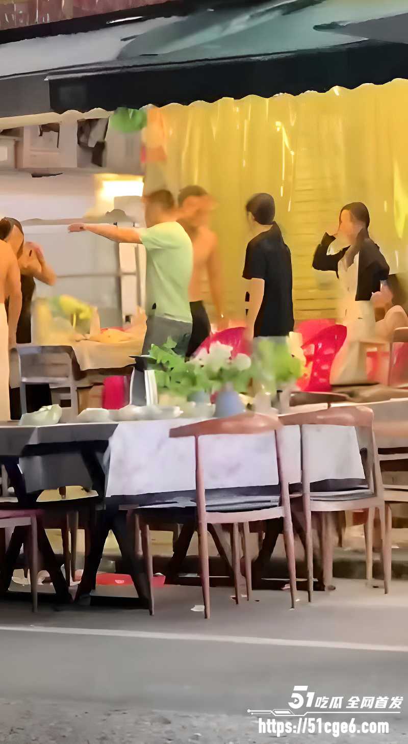 烧烤摊现场大乱 3