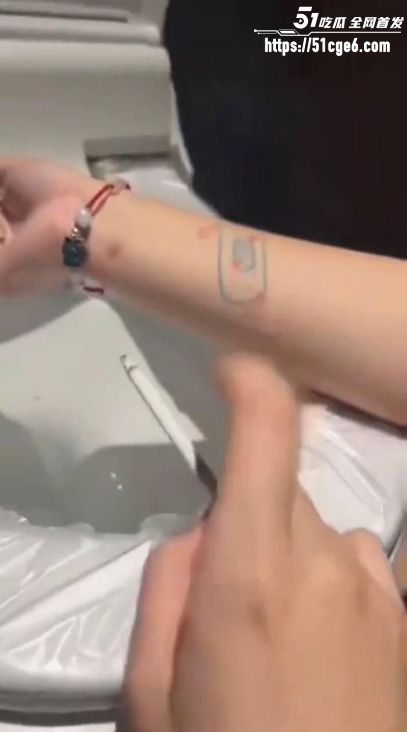 全网疯求马桶女孩割腕视频08