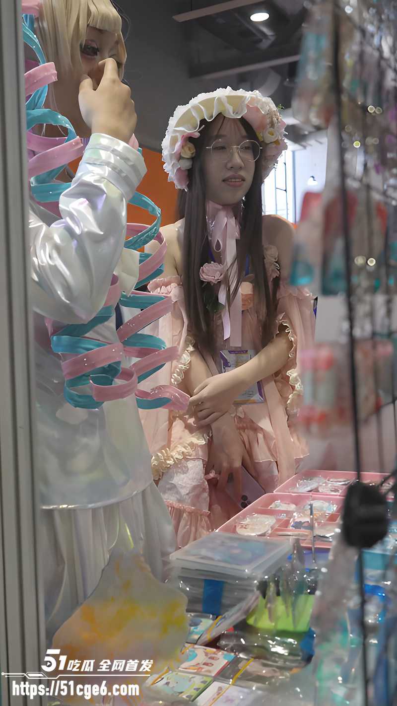 街拍大神两次真实抄底 穿lo裙的看板娘长腿美臀 黄内窄内露毛一览无余！