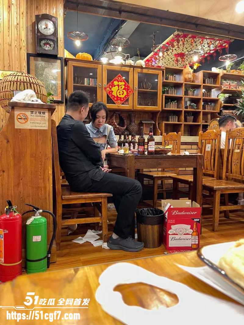 奸夫淫妇饭店忘我激吻 小三哀求渣男分手 事后直奔酒店约炮 狗男女关系彻底坐实！