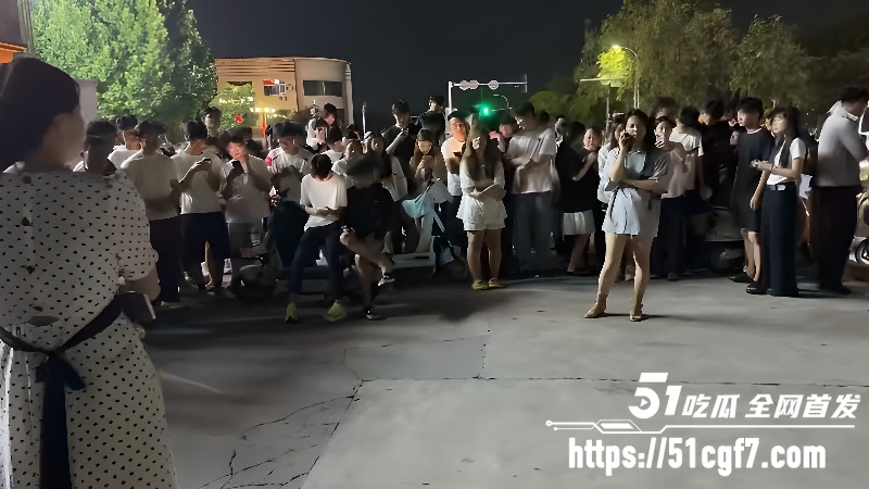 临沂抓小三事件 吃瓜群众原地开圈围观 原配与小三正面对骂 完整版视频传疯了！