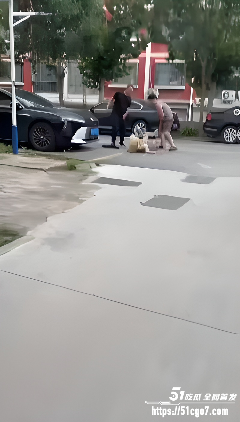 山东德州 黄金水岸小区 抓奸大戏完整版 父子齐上阵砸门砸窗 楼梯喷字羞辱小三