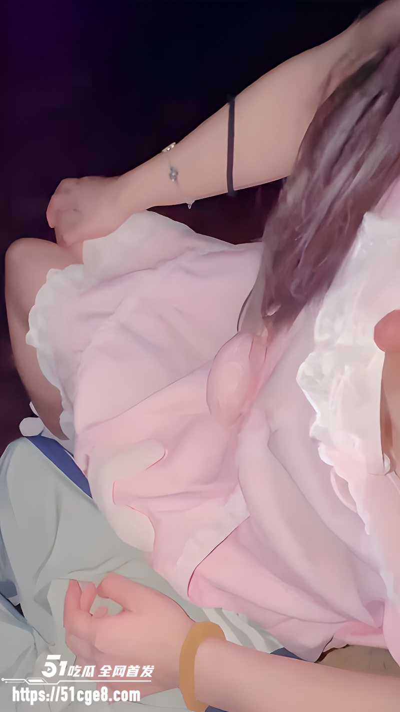 51原创野猫小怪兽 和好妹妹半夜公园长椅做爱 开裆内裤随时进入 野外刺激拉满