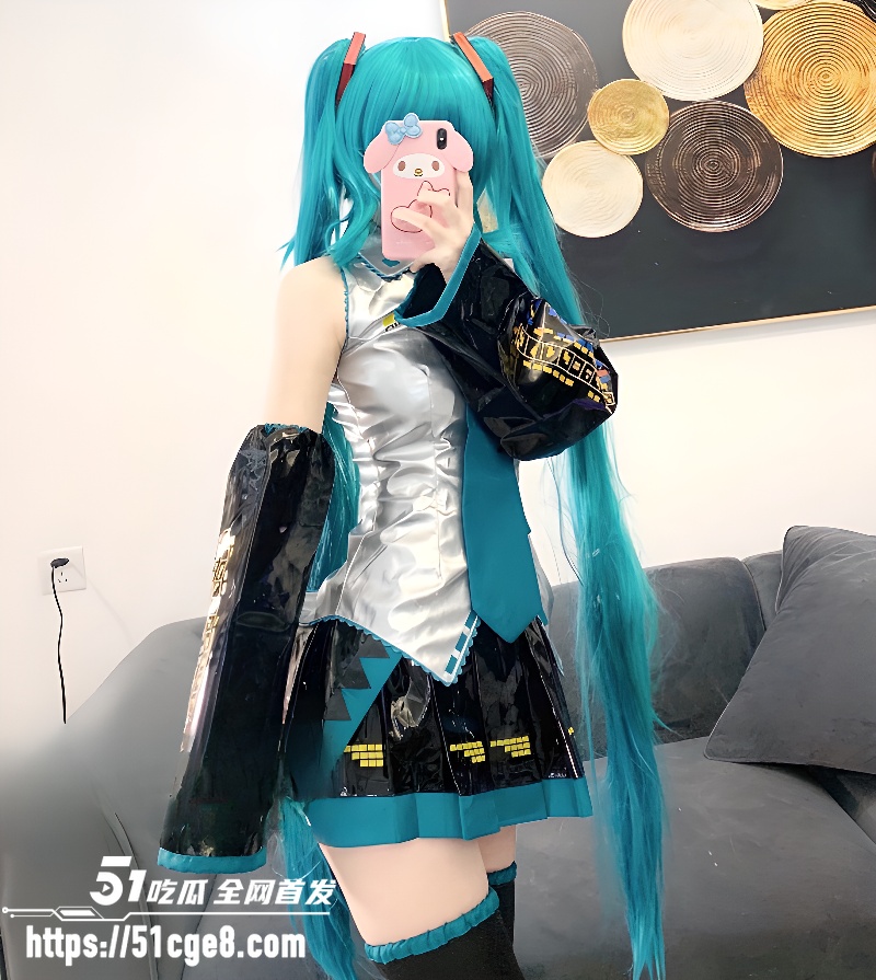 推特极品萝莉 萌白酱 cos初音未来 手持按摩棒疯狂自慰 白虎嫩穴被插的通红超淫荡