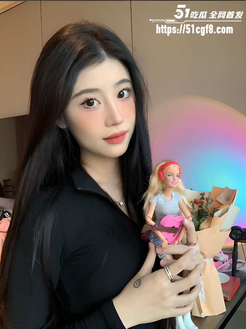 昆明拜金女 陈佳鑫 为满足虚荣心被迫下海 跪地深喉口技一流 堪称天生的卖逼圣体！