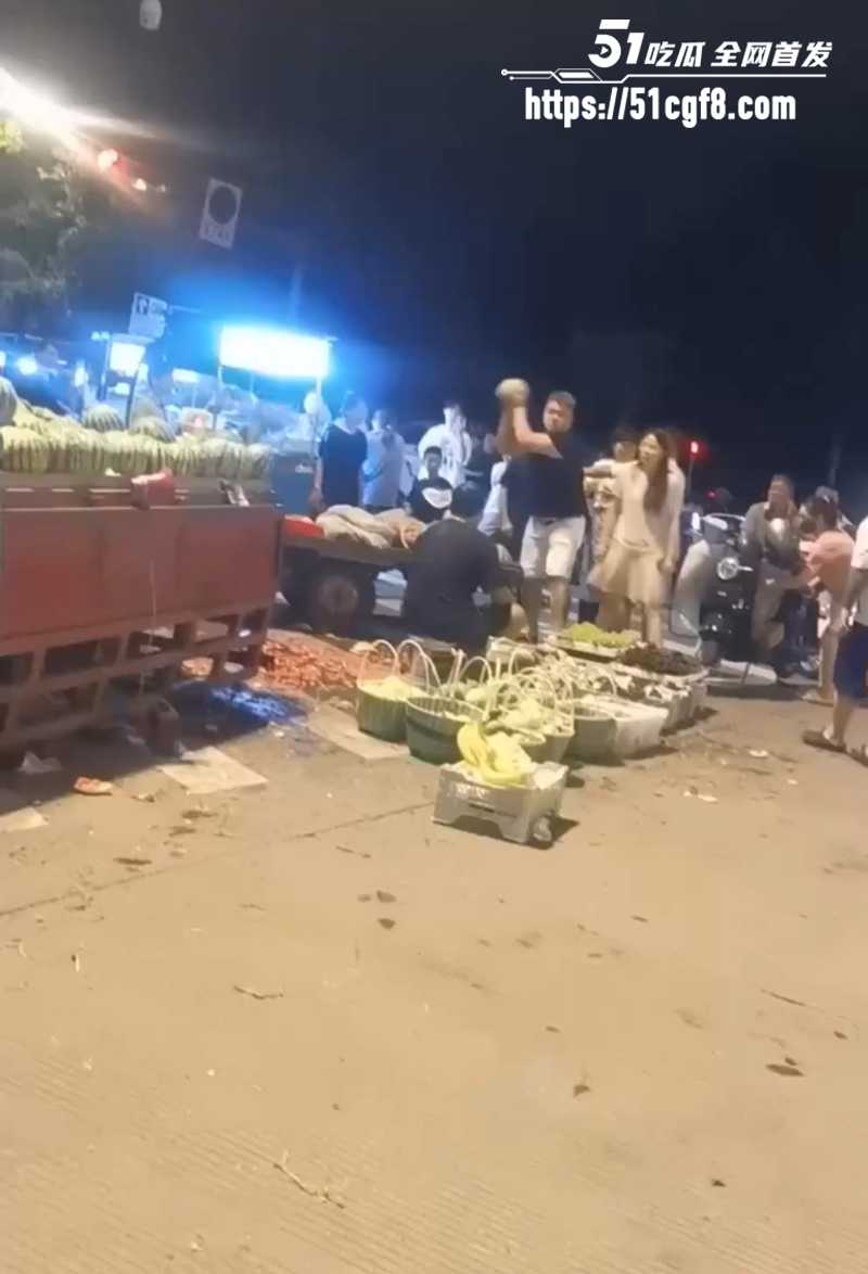宁波恶毒夫妻 挑瓜掐果还耍凶 疯狂砸瓜殴打摊主 现场视频让人恨的牙根痒