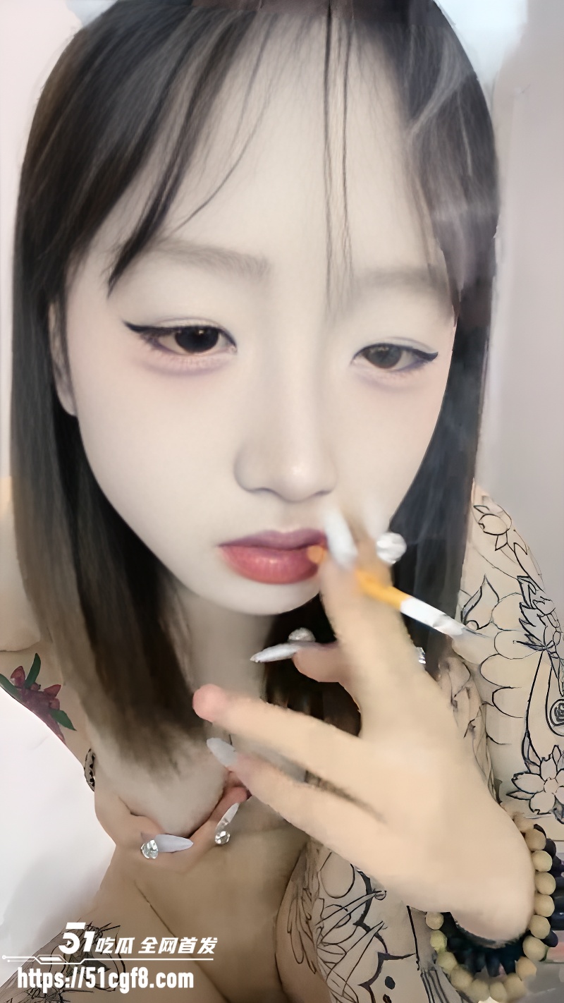 反差精神小妹 梦筱雅 下海黄播 年纪不大阴毛浓郁 浑身纹身彰显狂野淫性！