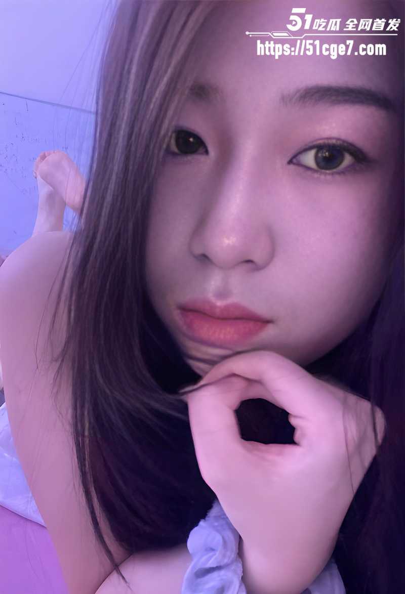 西安清纯长发白衣妹刘露露不雅视频曝光 7