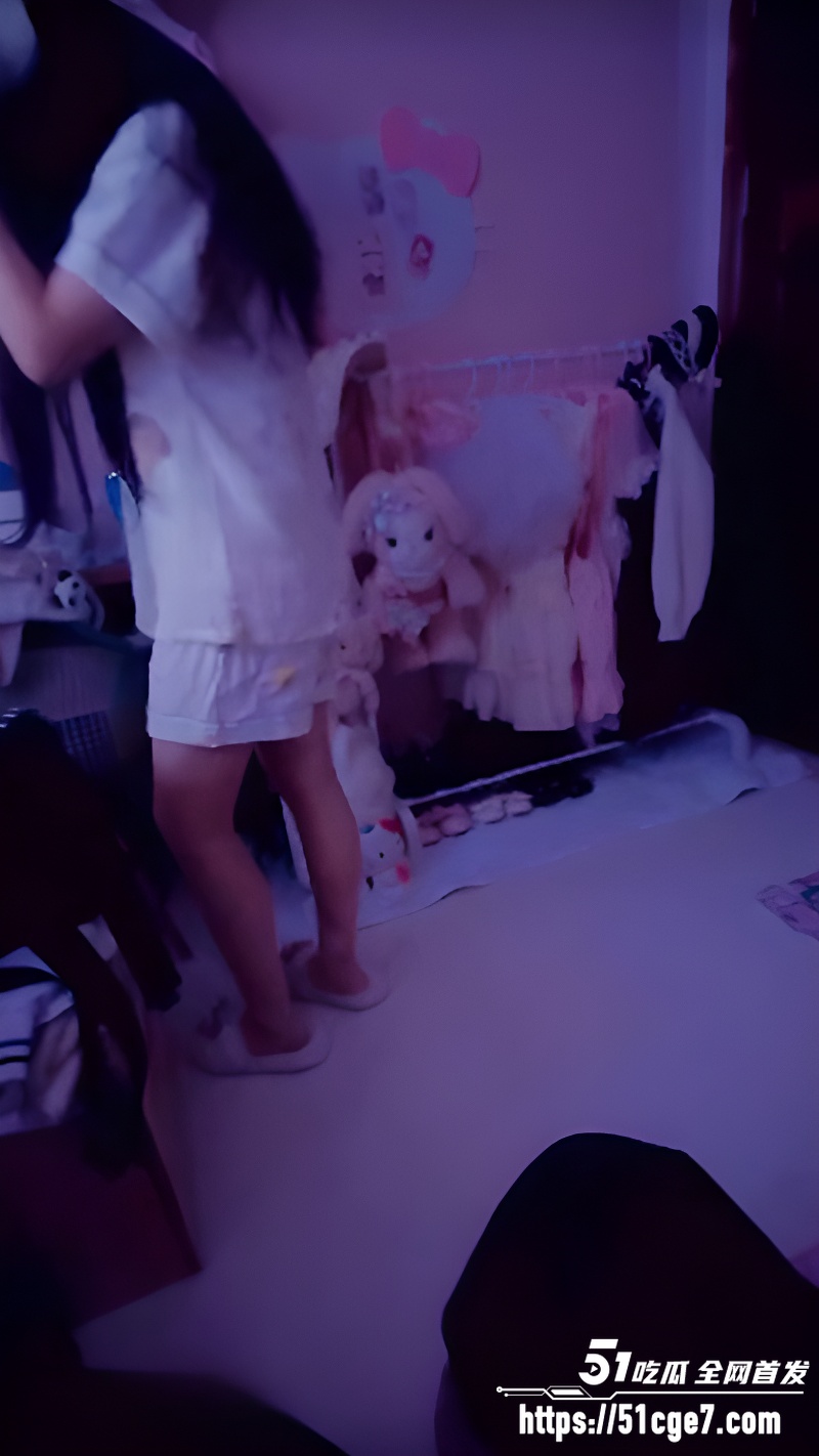 51原创野猫小怪兽 约到一位顶级萝莉学生妹 穿睡衣白袜诱惑 解衣露乳猛操！