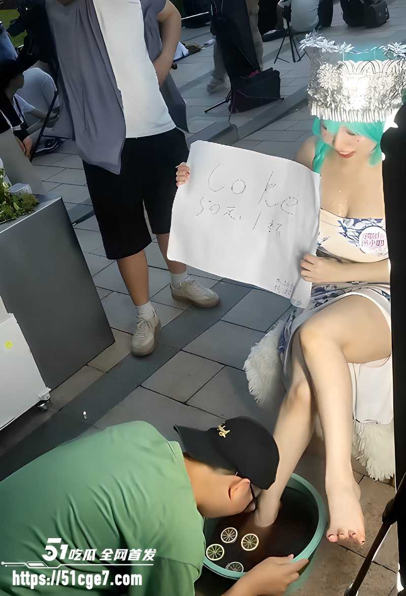 萤火虫漫展coser复刻洗脚柠檬水 4