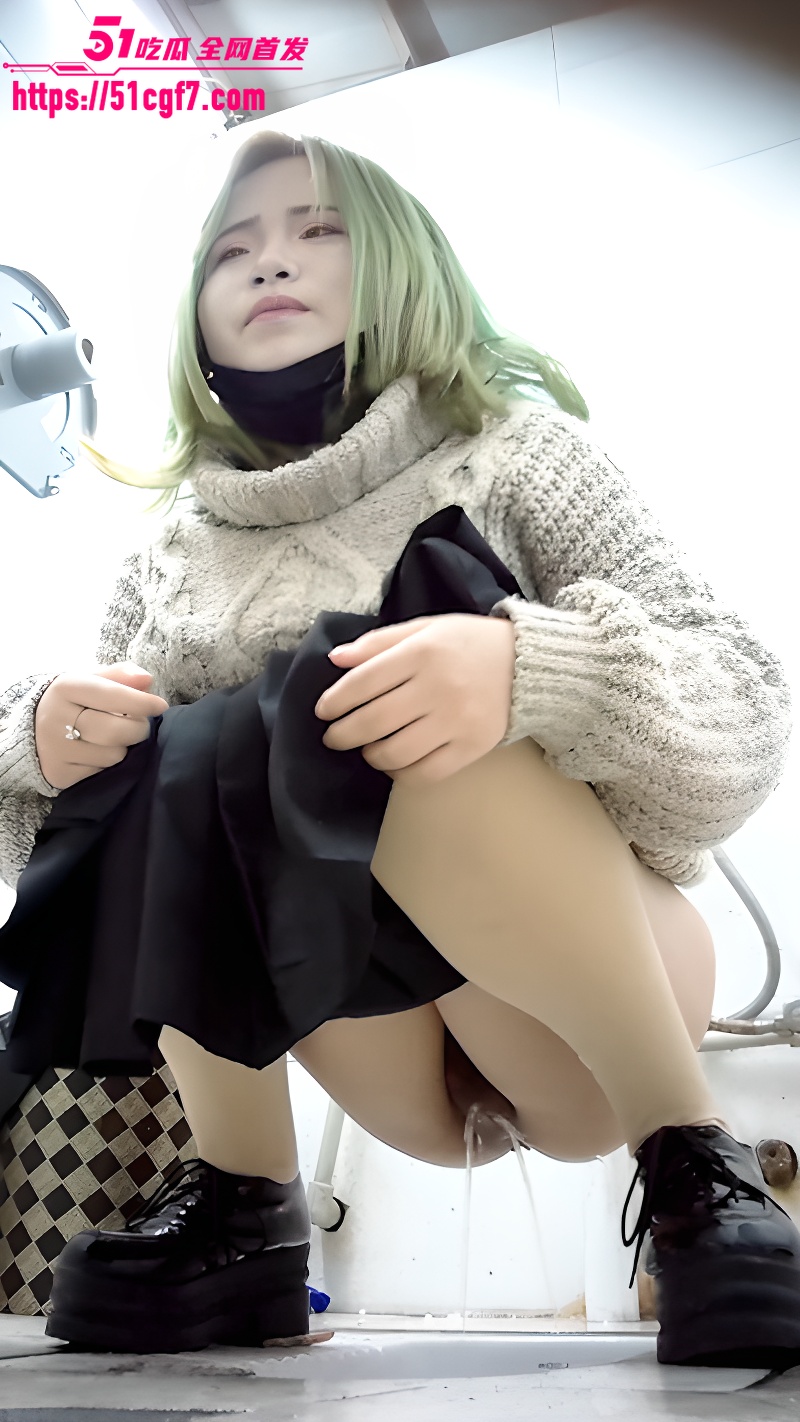 精品厕拍合集 偷拍高颜值美女尿尿脸穴同框 尿花溅满镜头 骚气拉满!