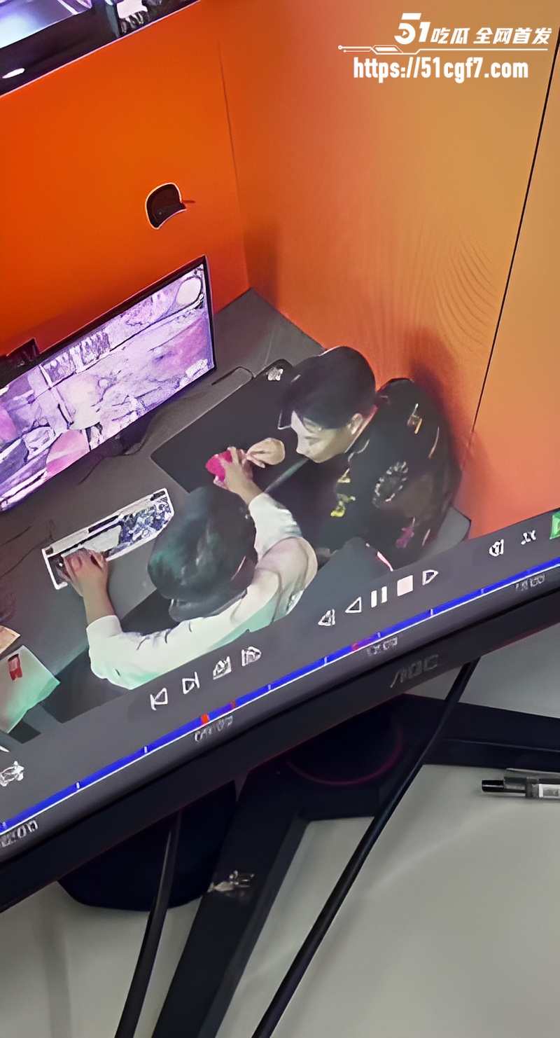 网吧包间上演猎奇一幕 双gay欲火难耐沙发口交 监控视频流出炸裂至极