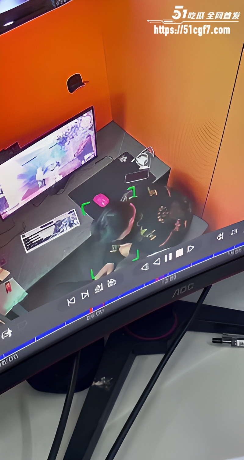 网吧包间上演猎奇一幕 2