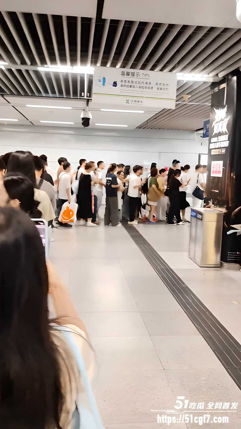 深圳地铁实行人包同检 3