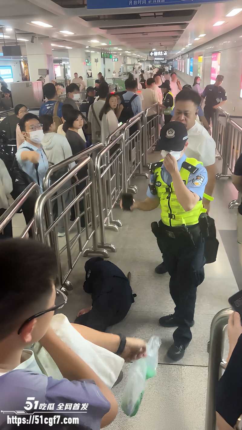 深圳地铁实行人包同检 4