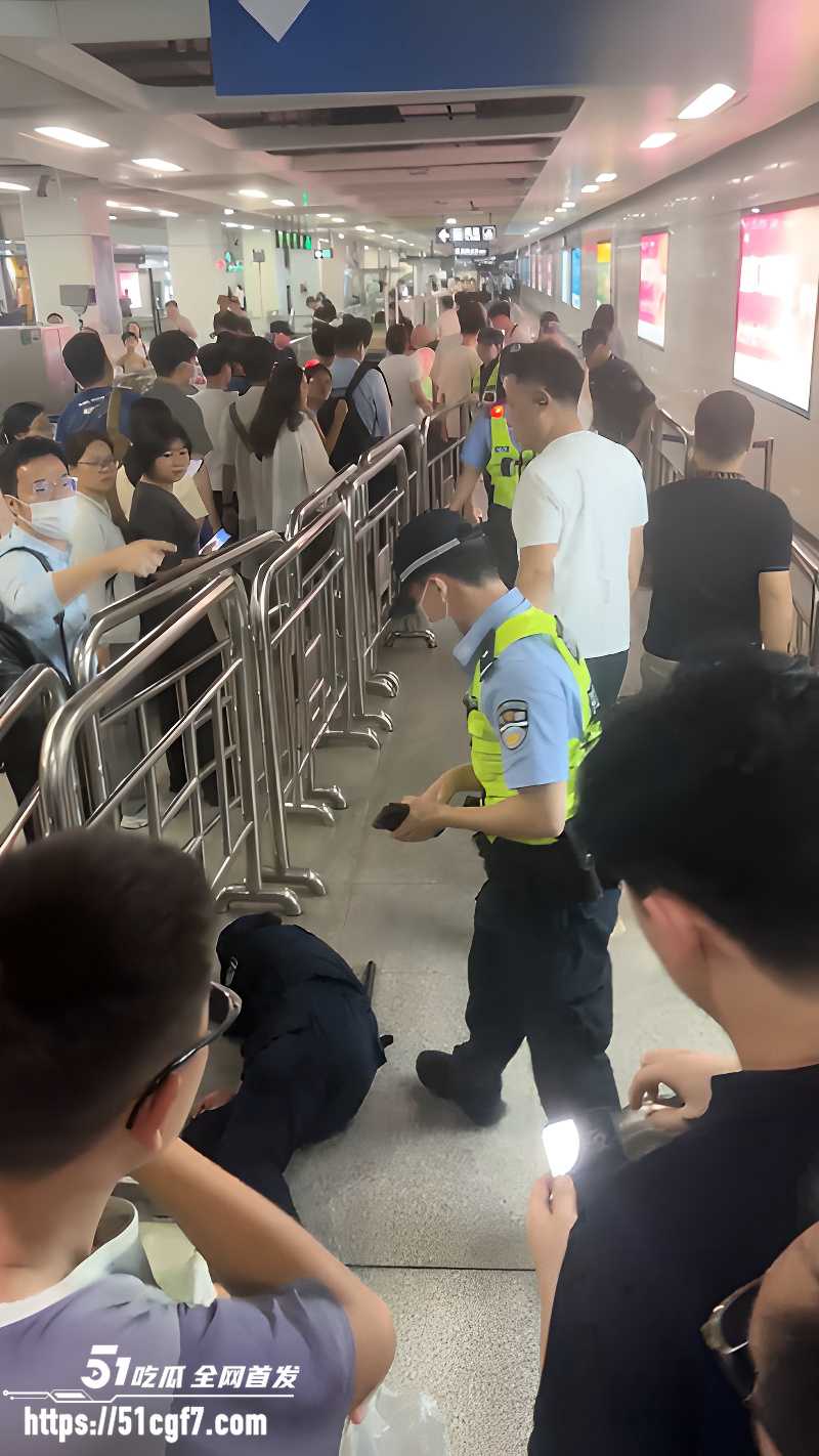 深圳地铁实行人包同检 5