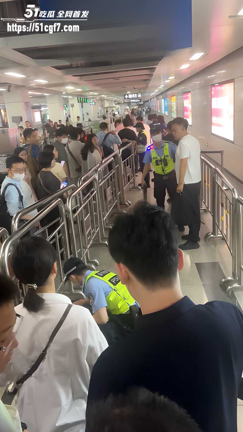 深圳地铁实行人包同检 6