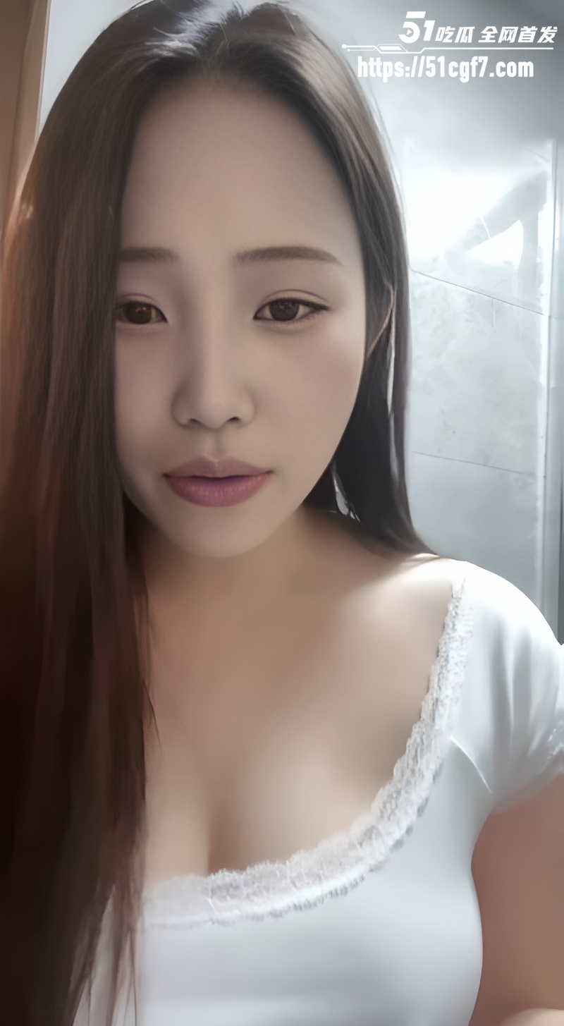白虎校花 甜奶昔 反差诱惑 高挑身材巨乳肥臀 乳夹加持脱衣揉奶 看得人鼻血横流！