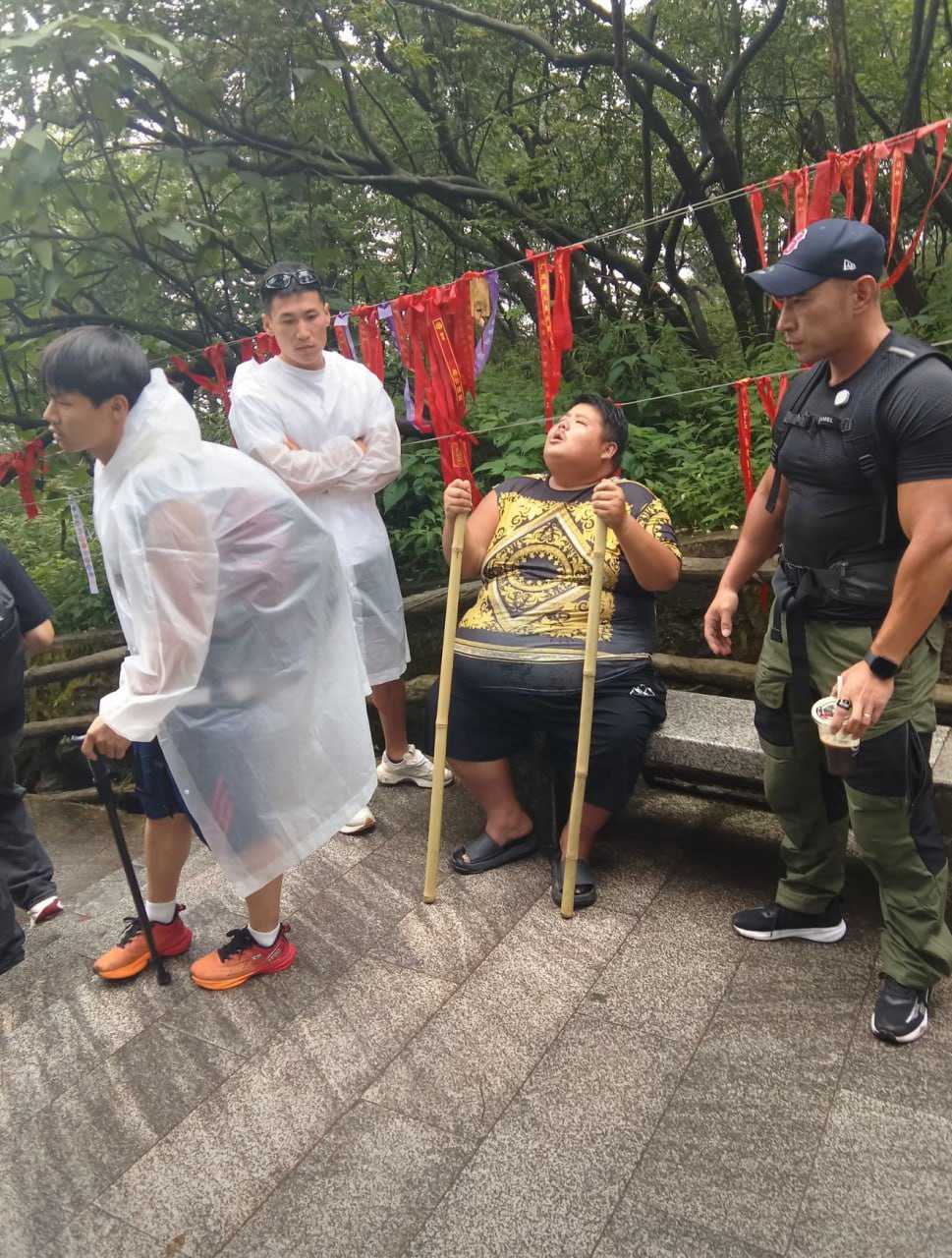 抖音网红 良子 爬峨眉山晕倒 340斤胃袋上演真人版抬轿减肥 真是拿命换热搜！
