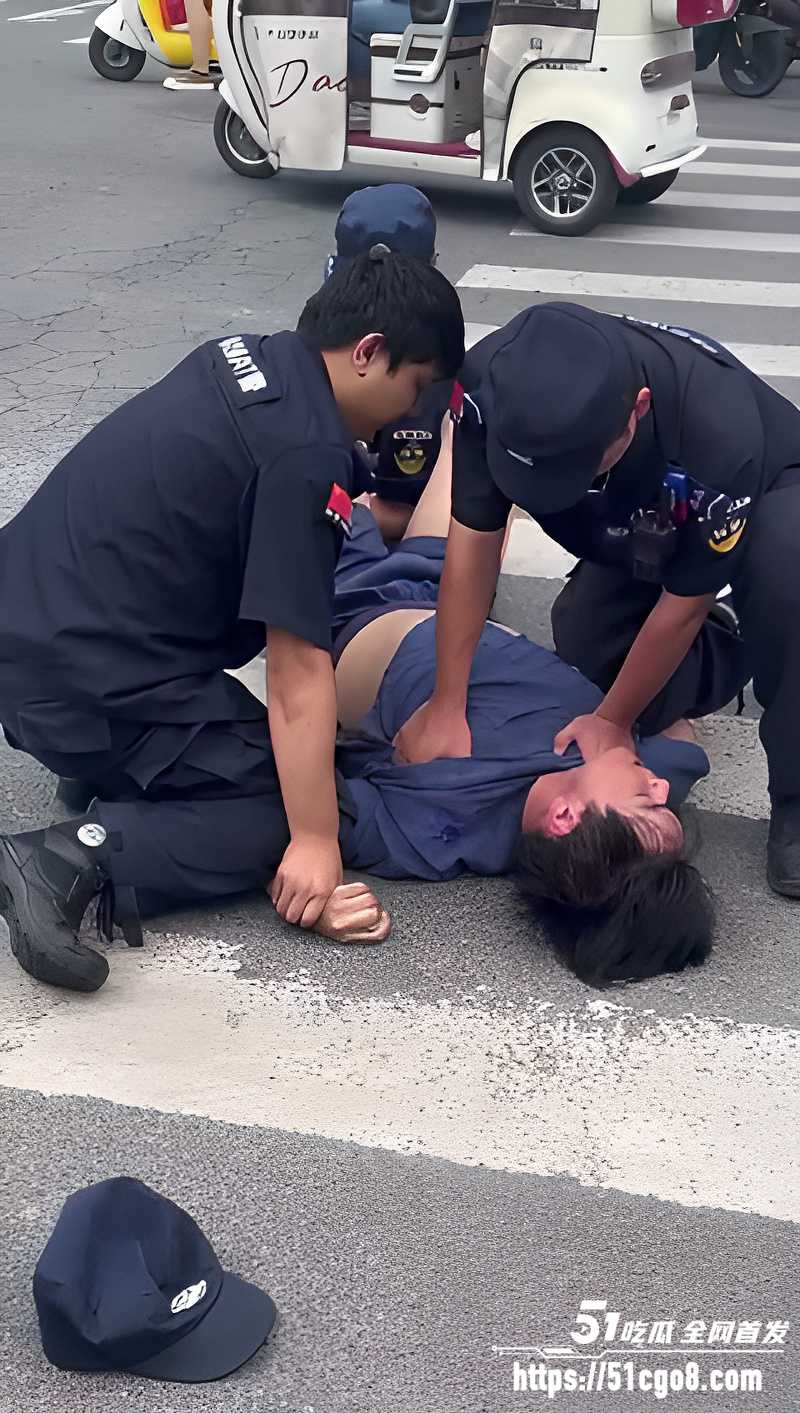 河南郑州男子无故砸车5