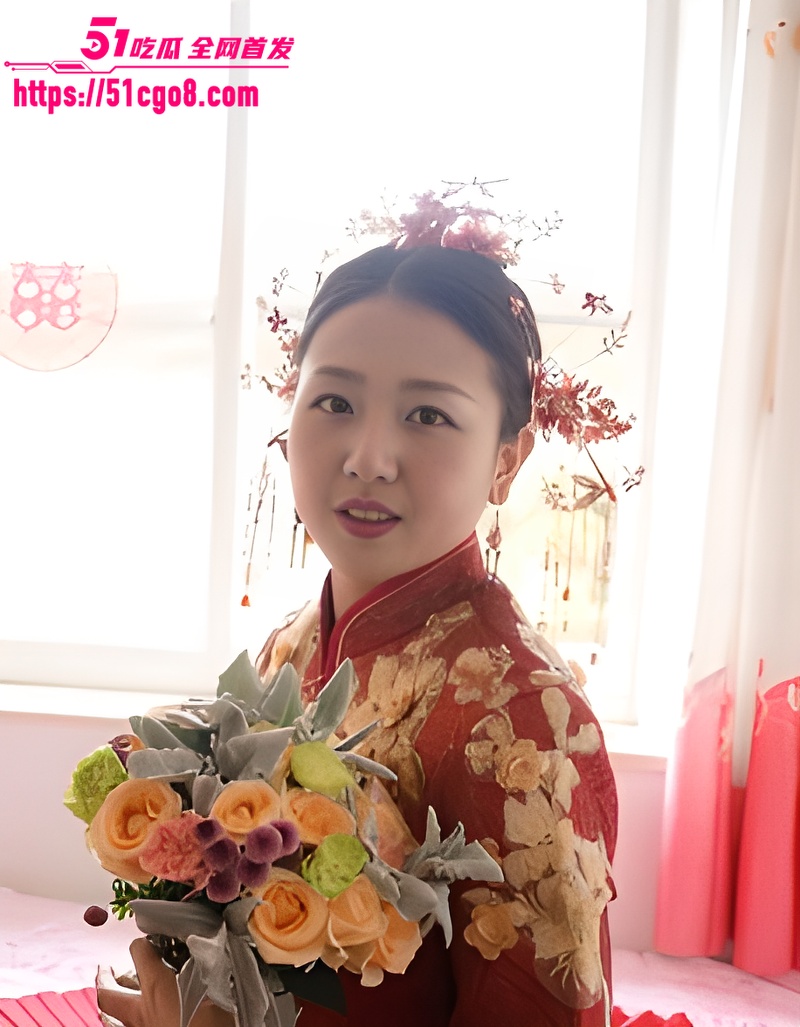 山东威海人妻 王艳 婚内出轨偷情 换上开档丝袜服侍炮友 被老公发现曝光全网！