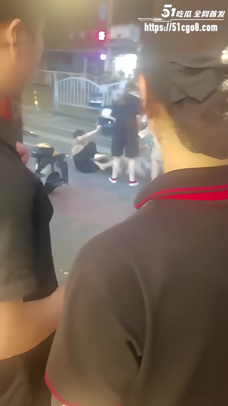 上海街头 原配与小三互殴 正宫当街压制连扇6巴掌 怒呛老公睡一堆女人我只打你！