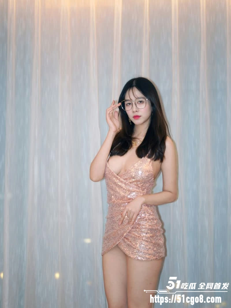 推特眼镜娘 Ceasonshot99 大尺度私拍 科技大奶圆润笔挺 身着黑丝对镜自慰骚浪无敌！