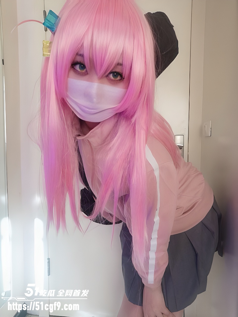 成都学生妹 王晨 裸聊录屏 身穿白丝制服揉奶扣穴 淫骚姿态拉满看完梆硬！