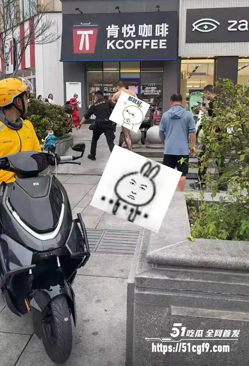 南充1227广场裸露男事件 8 拷贝
