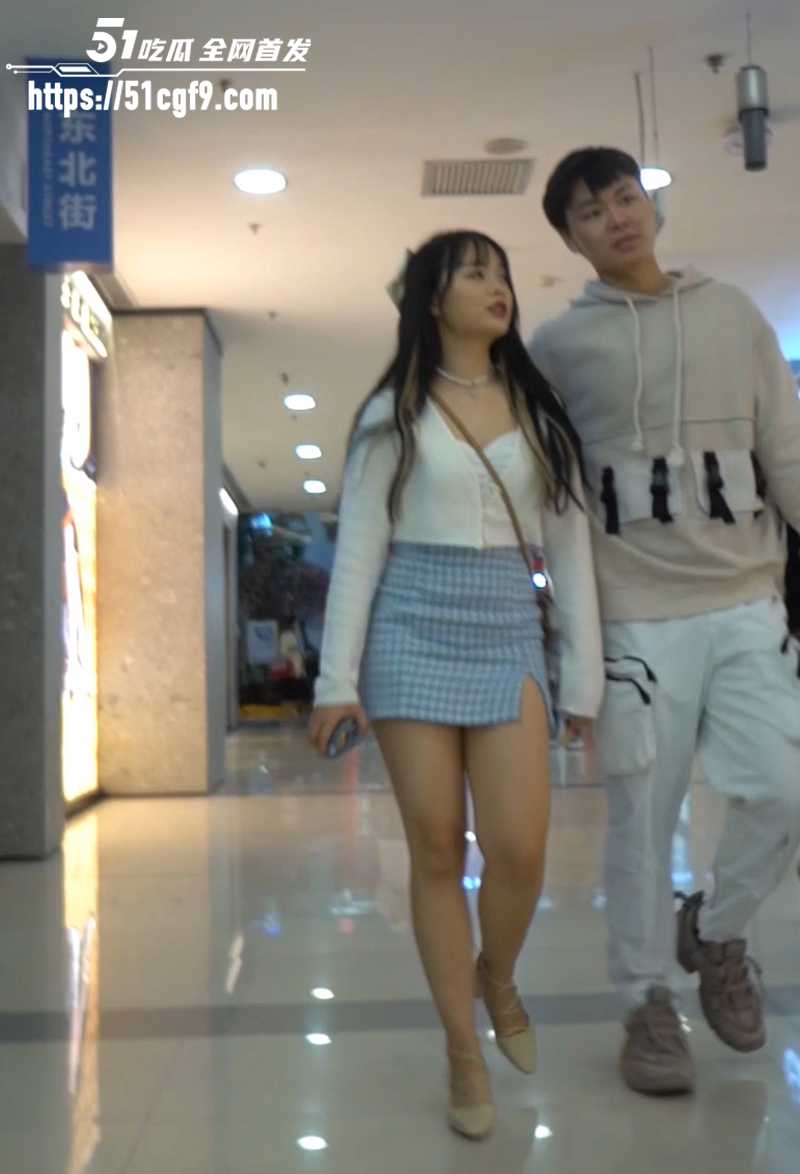 YZWCD抄底偷拍合集 在美女男友身旁贴身偷窥 丁字裤紧勒肉臀肥穴 超刺激