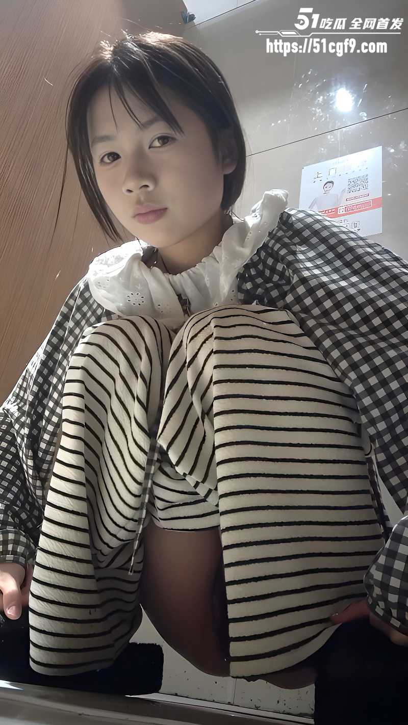 酒吧女厕全景偷拍 3