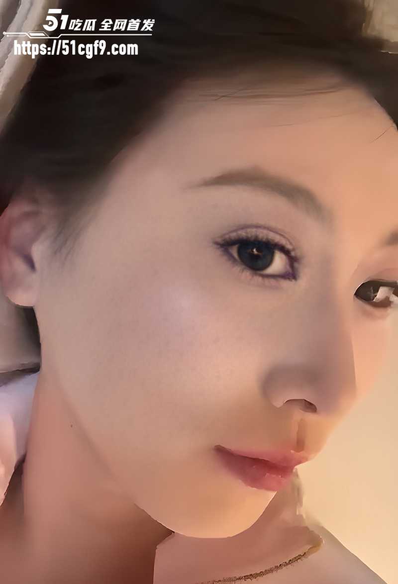 湖北美女大学生 蒋佳玉 露脸网调扮母狗 脱衣揉奶掰穴自慰 被男友扛腿狠操