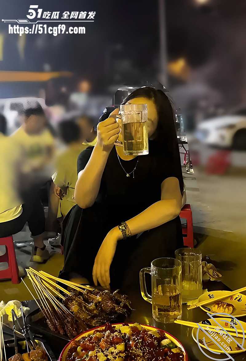 巨乳肥臀乱伦博主 我是你小姨子 露穴战袍偷情姐夫 被爆干内射指奸菊花