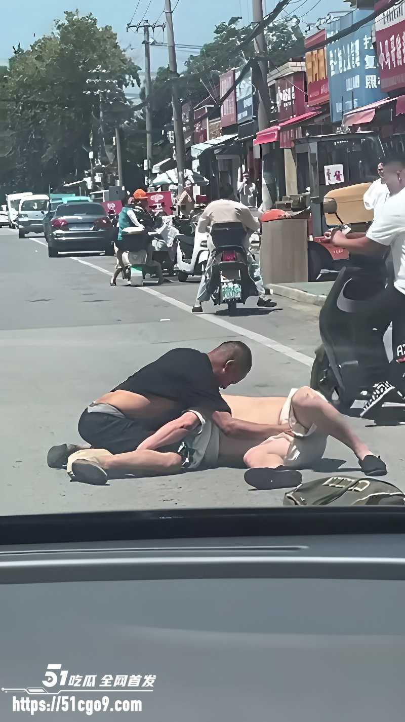 男的最懂男的痛 街头互扣鸡鸡死磕到底谁也不松手 看完直接笑疯！