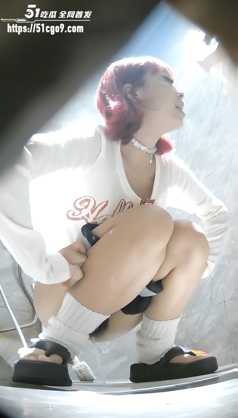 酒吧女厕全景偷拍 6