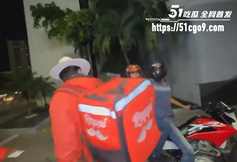 墨西哥男网红塞萨尔·加斯特鲁姆直播中遭当街枪杀10拷贝