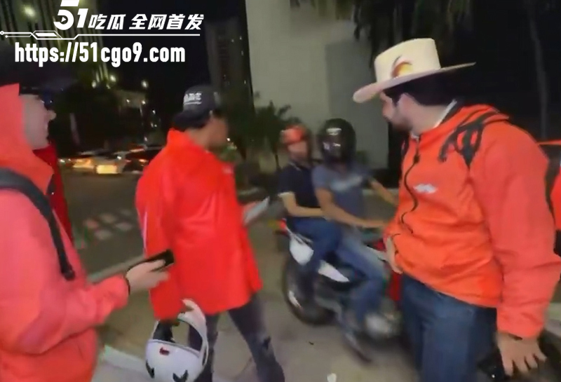 墨西哥男网红塞萨尔·加斯特鲁姆直播中遭当街枪杀8拷贝