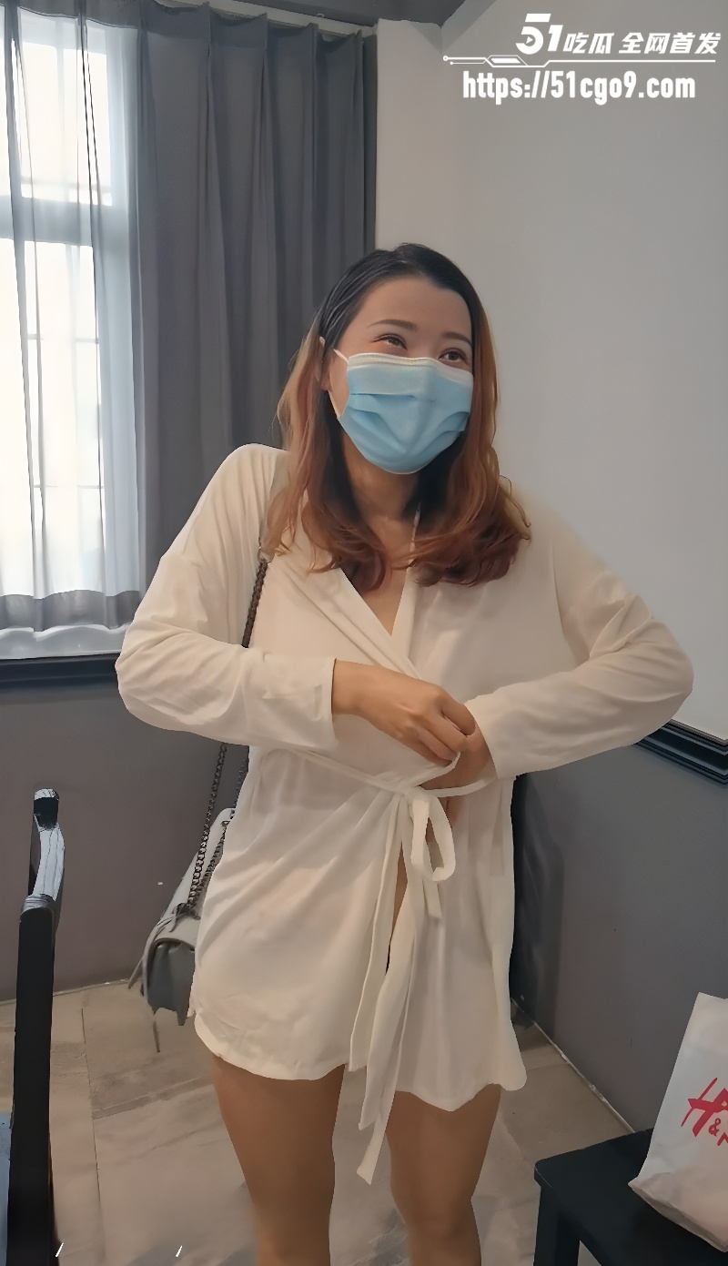 网黄博主 TonyJ和贝贝 携手露出 双女合璧天桥驻足发骚 美乳粉穴勾引路人围观视奸