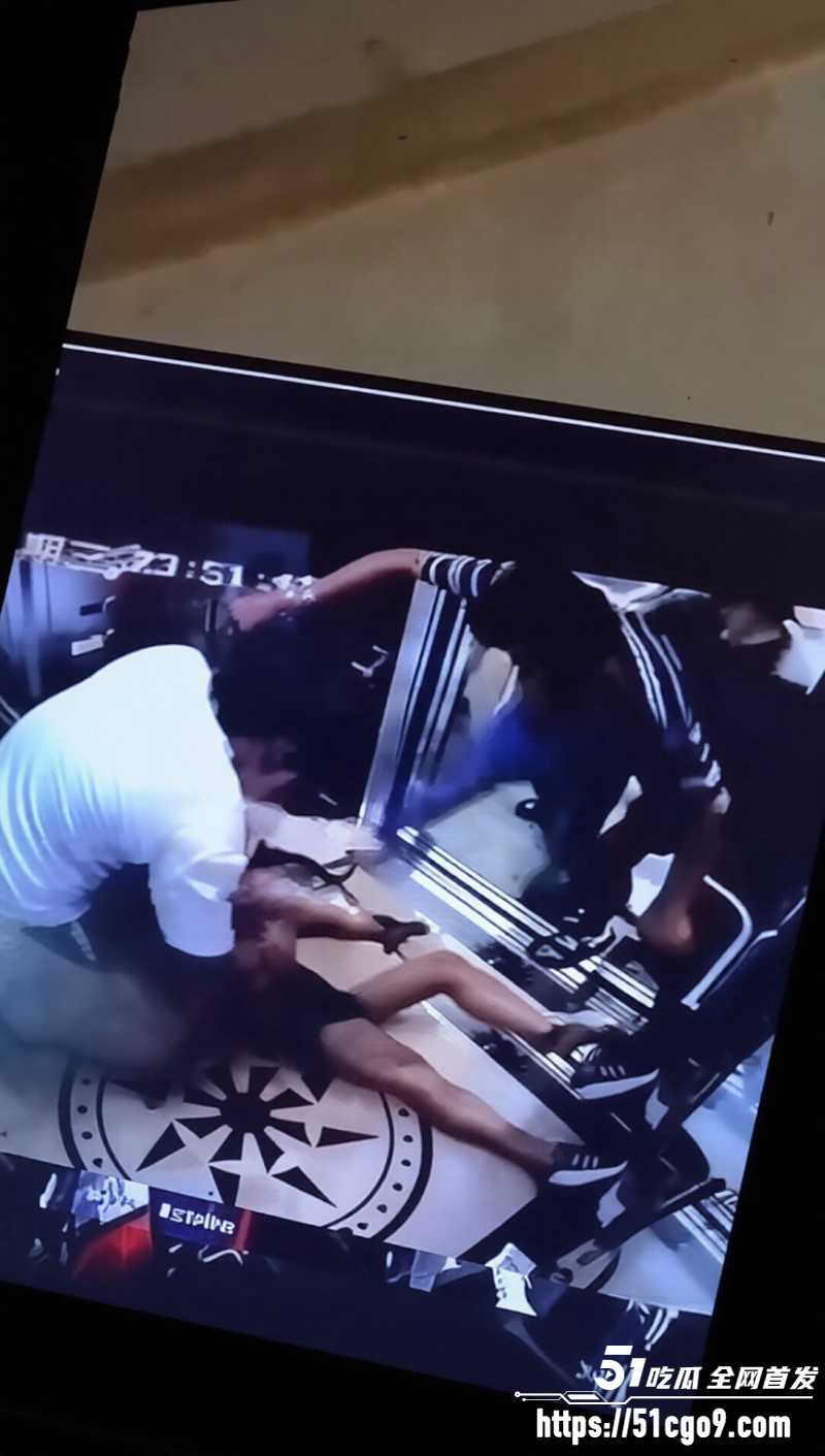 流氓男教练摸女会员电梯被暴揍05