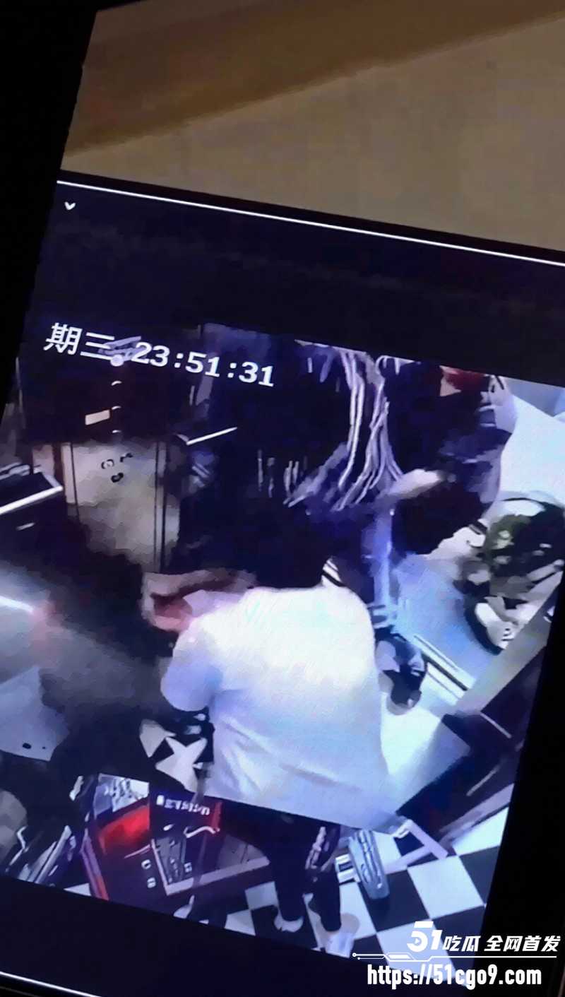 流氓男教练摸女会员电梯被暴揍03