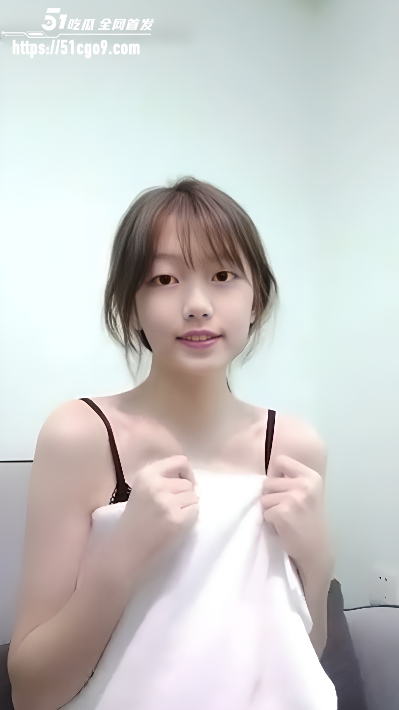 比奇堡名媛 贺子涵 下海黄播 第四弹 身穿制服脱衣诱惑 美乳粉穴三点全露 诱惑到爆！