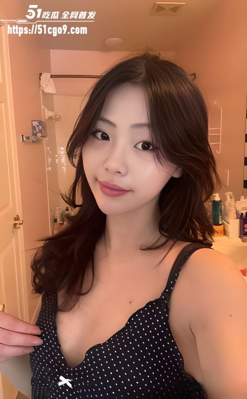 高颜值亚裔御姐被金主远程调教 跪在床边张开双腿自慰 场面既羞耻又诱人！