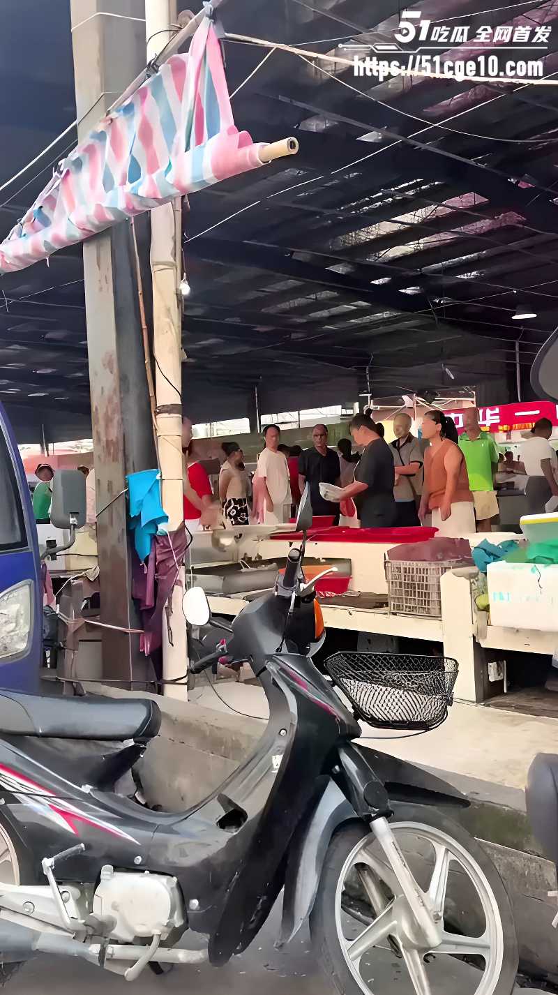 湖北天门麻洋镇菜市场直接开打 菜刀砖头满天飞舞吓坏路人 商贩互殴差点把摊子砸平