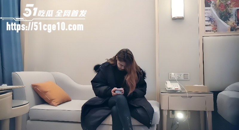 七天探花 约炮甜美外围 沙发上骚话调情 多姿势打桩抱操 啪啪声不绝于耳！