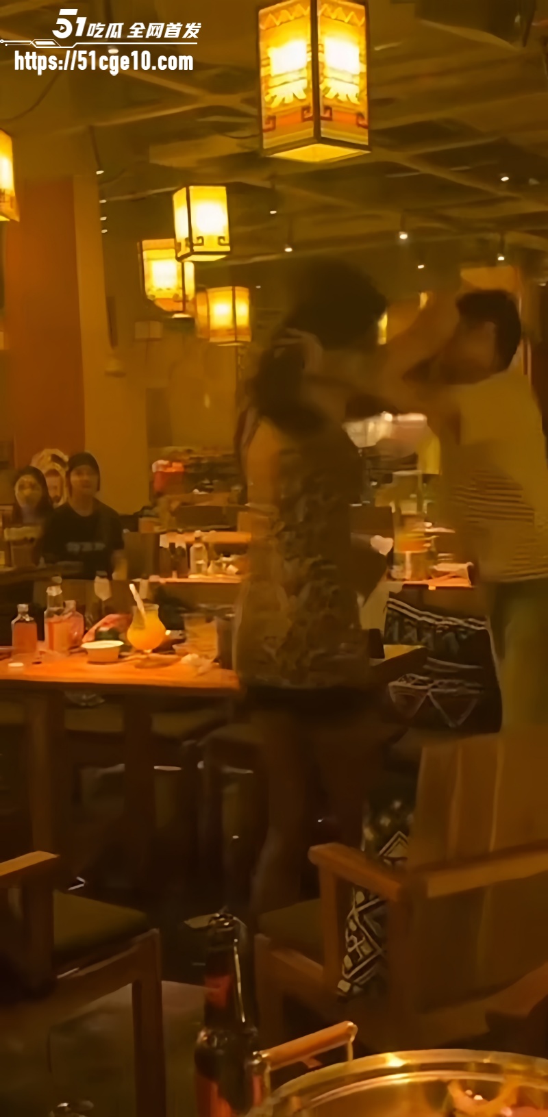 抖音万人求 男娘招惹短发假小子 餐厅直接开打 简直是战神附身 一个比一个凶！