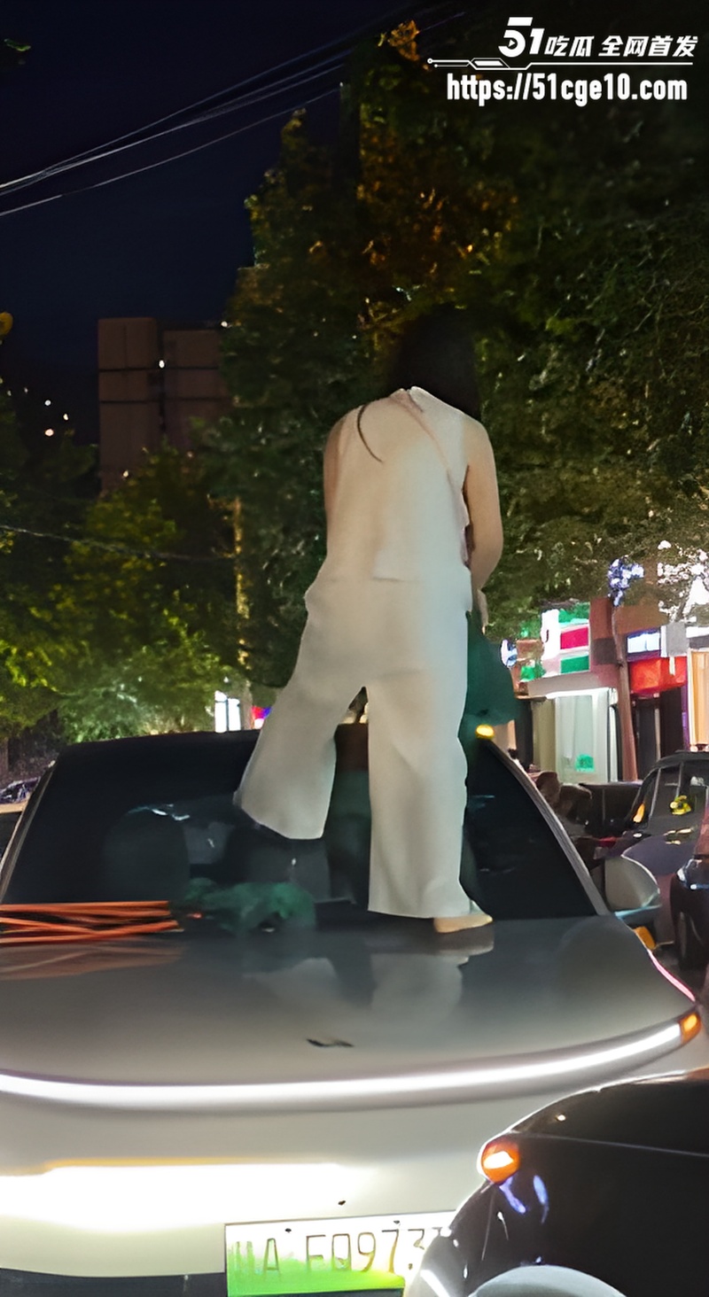 陕西洛南抓奸事件 白衣原配爬上车顶怒砸玻璃 街头千人围观现场直接炸了！