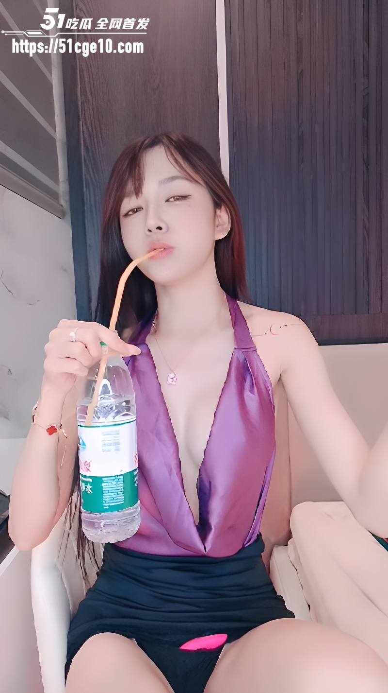 女主播 宝贝吃不下 紫色情趣诱惑 揉奶扣穴全裸发骚 跳蛋震逼摆出各种妖娆姿势