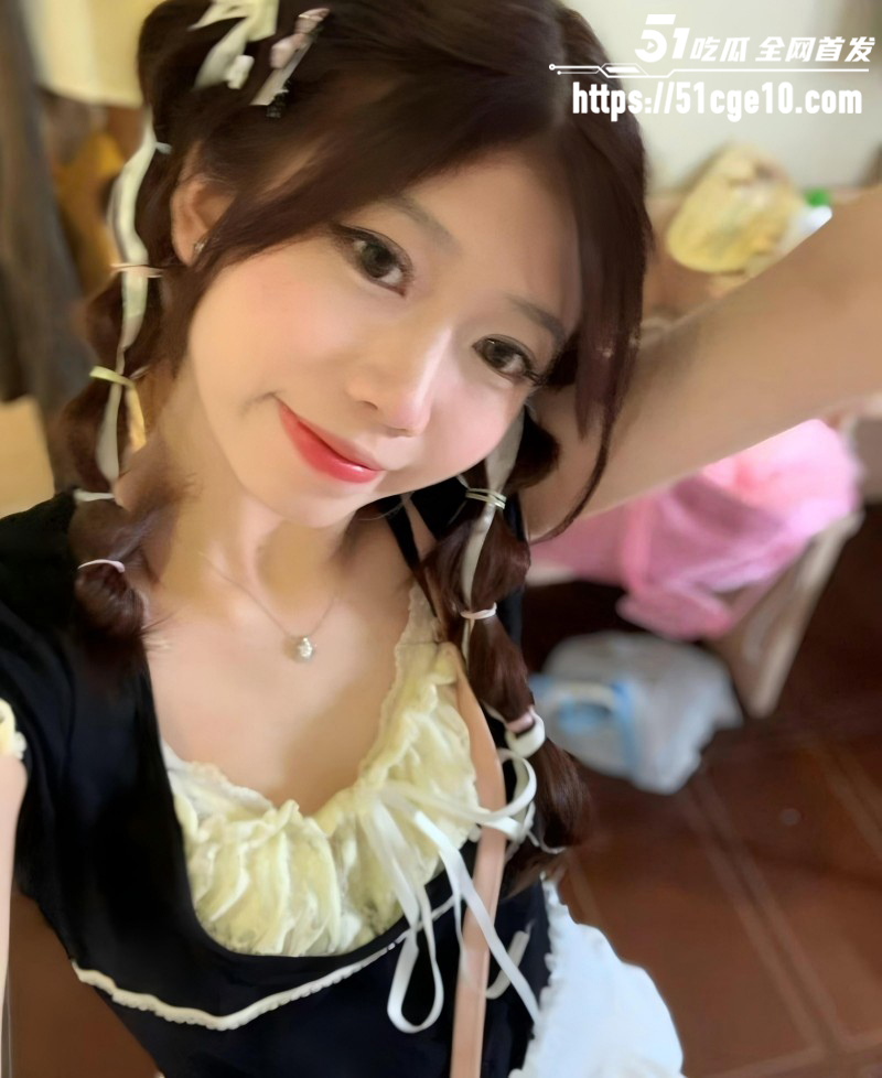广州反差嫩妹 欢欢 被网调视频泄密 全裸舔脚口舌特写 下贱母畜毫无底线！